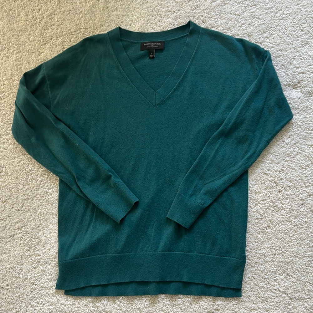 V-Neck BR Lightweight Sweater!